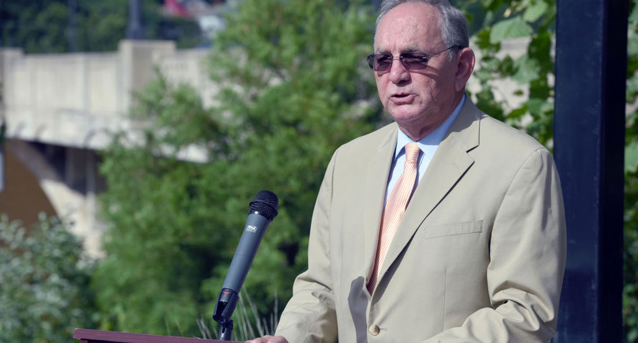 Mayor Gilstrap speaks at ceremony